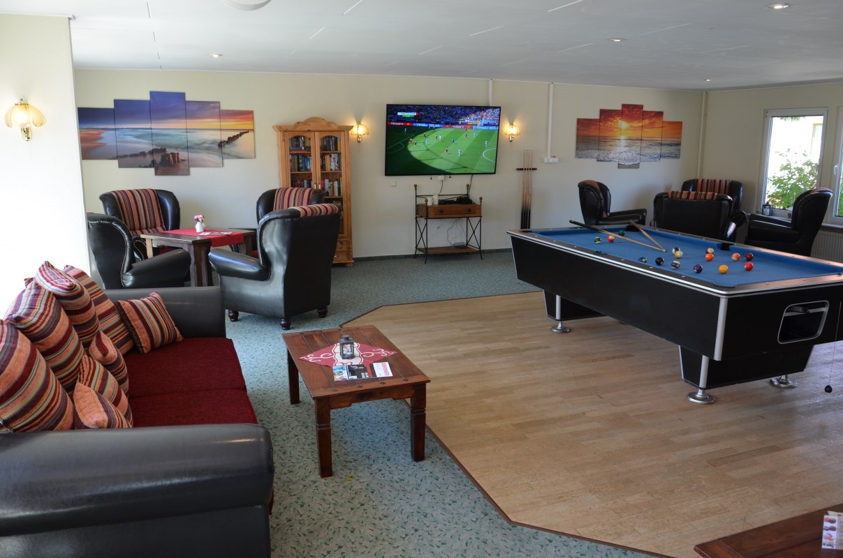 Clubruimte met minibibliotheek, biljart en Sky // © Hotel & Restaurant Pommerscher Hof Clubruimte met minibibliotheek, biljart en Sky // © Hotel & Restaurant Pommerscher Hof