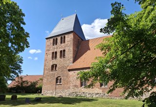 Widok kościoła Schlagsdorf z zewnątrz // © Kirche Schlagsdorf / Blumenschein Widok kościoła Schlagsdorf z zewnątrz // © Kirche Schlagsdorf / Blumenschein