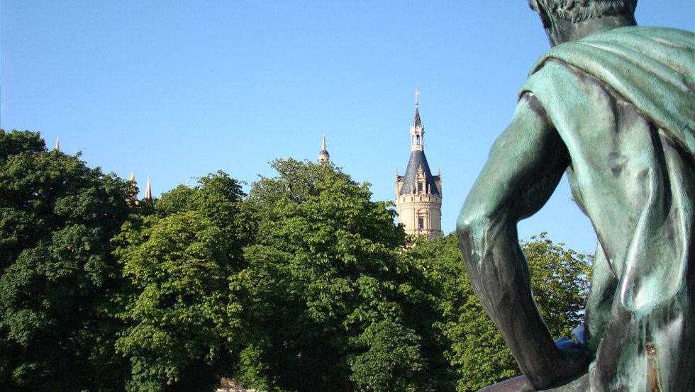 Over de schouder van een heerser naar het kasteel kijken, © Tourismusverband Mecklenburg-Schwerin