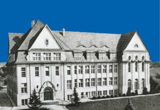 Das Schulgebäude des Lyzeums, heute Gotthold-Ephraim-Lessing-Gymnasium Neubrandenburg, in schwarz-weiß vor blauem Hintergrund. // © Vier-Tore-Stadt Neubrandenburg Das Schulgebäude des Lyzeums, heute Gotthold-Ephraim-Lessing-Gymnasium Neubrandenburg, in schwarz-weiß vor blauem Hintergrund. // © Vier-Tore-Stadt Neubrandenburg