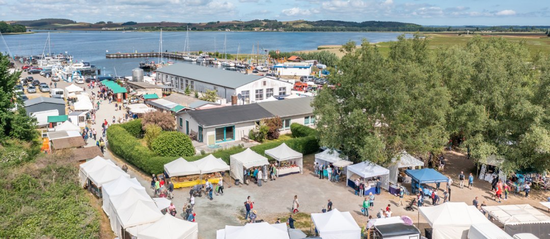 Ruegen-Markt_Thiessow_2022_Marktblick_1240x541, © Rügen-Markt