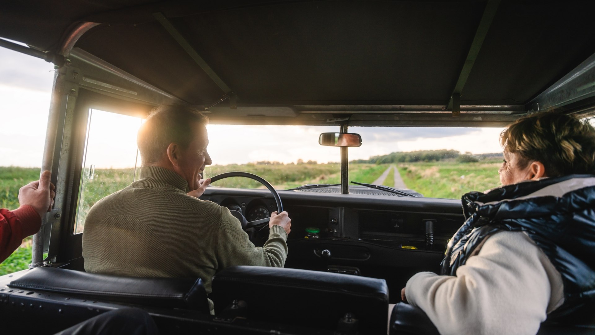 Gunnar Fiedler laat gasten graag de onbekende kanten van Usedom buiten de kust zien. Tijdens de eiland-safari rijd je in een Land Rover langs de velden en bossen - en leer je veel over de natuur en het leven op het eiland., © TMV/Gross