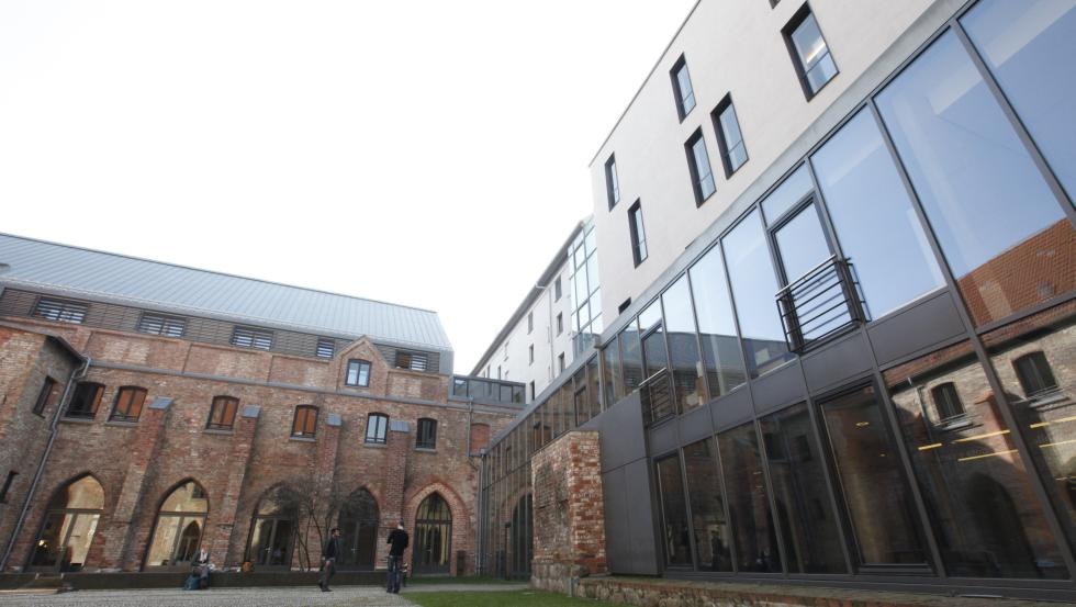 Binnenplaats van de muziek- en theateruniversiteit van Rostock // © Landesmarketing MV Binnenplaats van de muziek- en theateruniversiteit van Rostock // © Landesmarketing MV