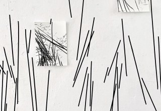 Julia Pietschmann: Installationsansicht "Schwarz auf Weiß" Symposium, 2024, ArToll Kunstlabor, Bedburg-Hau, Tape auf Wand mit Objekt und Zeichnungen aus der Serie "Stock auf Stock", 2021-24 // © Peitschmann Julia Pietschmann: Installationsansicht "Schwarz auf Weiß" Symposium, 2024, ArToll Kunstlabor, Bedburg-Hau, Tape auf Wand mit Objekt und Zeichnungen aus der Serie "Stock auf Stock", 2021-24 // © Peitschmann