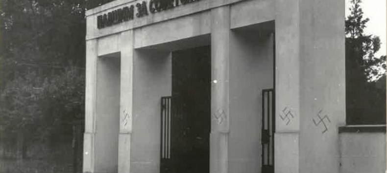 Tatortfoto von Hakenkreuz-Schmierereien am Portal des sowjetischen Ehrenfriedhofs in Stralsund im Oktober 1960 // © Bundesarchiv, MfS, BV Rostock, KD Stralsund, Nr. 209 Tatortfoto von Hakenkreuz-Schmierereien am Portal des sowjetischen Ehrenfriedhofs in Stralsund im Oktober 1960 // © Bundesarchiv, MfS, BV Rostock, KD Stralsund, Nr. 209