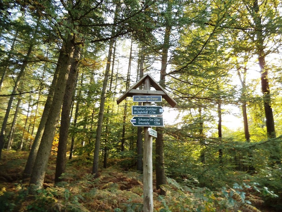 Wegwijzer bij het graf van de Finse krijger // &copy; Tourismuszentrale R&uuml;gen