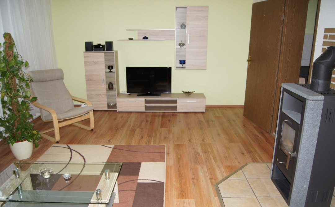 Piec opalany drewnem zapewnia przytulne ciepło w salonie, © A. Prager Piec opalany drewnem zapewnia przytulne ciepło w salonie, © A. Prager