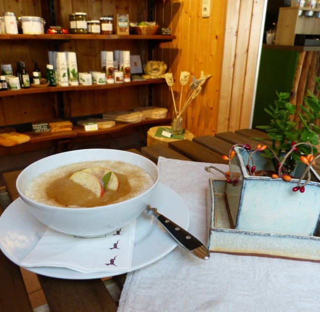 Für Diejenigen, die einmal keinen Appetit auf Wild haben, erweiterten wir unsere kleine Imbisspalette um vegetarische und süße Alternativen. Ebenso finden Sie Kaffee, Kuchen und Gebäck. // © Waldservice und Energie GmbH Für Diejenigen, die einmal keinen Appetit auf Wild haben, erweiterten wir unsere kleine Imbisspalette um vegetarische und süße Alternativen. Ebenso finden Sie Kaffee, Kuchen und Gebäck. // © Waldservice und Energie GmbH
