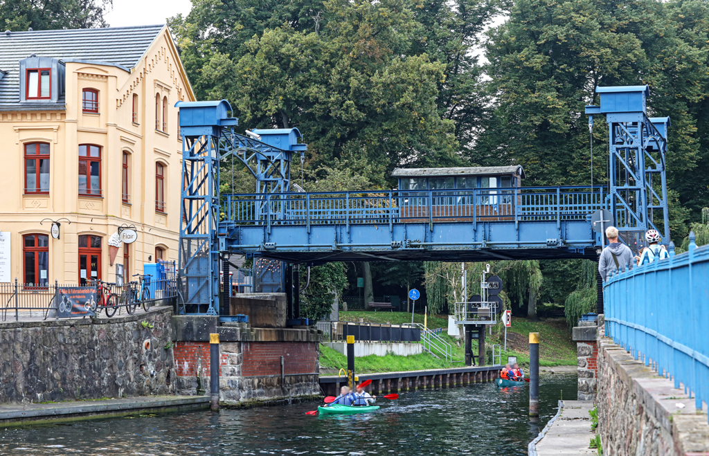 De hefbrug in Plau am See - kanovaren op de Müritz-Elde-Wasswestrasse, © TMV / Gohlke