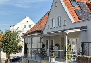 Im Haus mit der Veranda befinden sich das Atelier und der Atelierladen - Sie sind hier herzlich willkommen. // © Ute Matthiesen Im Haus mit der Veranda befinden sich das Atelier und der Atelierladen - Sie sind hier herzlich willkommen. // © Ute Matthiesen