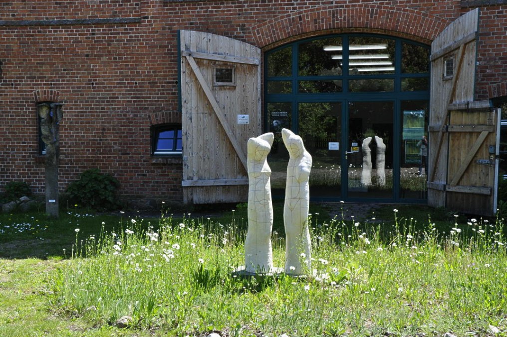 Grupa rzeźbiarska w kwitnącym kręgu na dziedzińcu przed bramą galerii, © Ulrich Rudolph