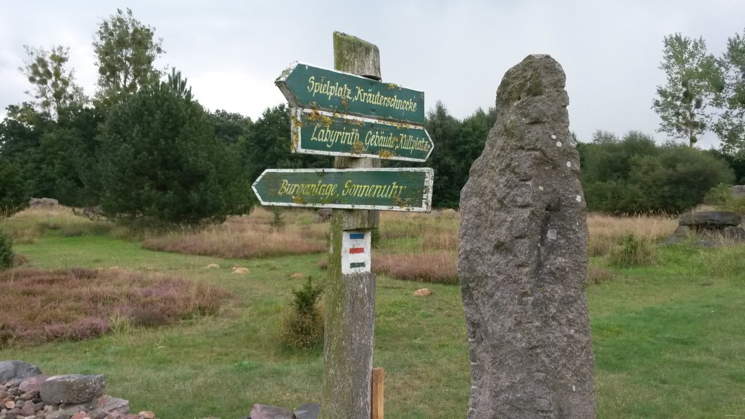 W ogrodzie głazów znajduje się również przystanek kolejki wąskotorowej, © Angelika Michaelis W ogrodzie głazów znajduje się również przystanek kolejki wąskotorowej, © Angelika Michaelis