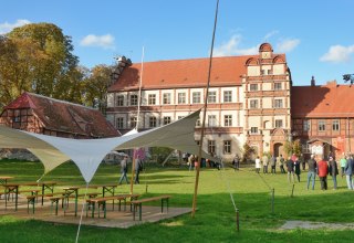 Wewnętrzny dziedziniec zamku Gadebusch podczas wydarzenia. // © Tourismusverband Mecklenburg-Schwerin e.V. Wewnętrzny dziedziniec zamku Gadebusch podczas wydarzenia. // © Tourismusverband Mecklenburg-Schwerin e.V.