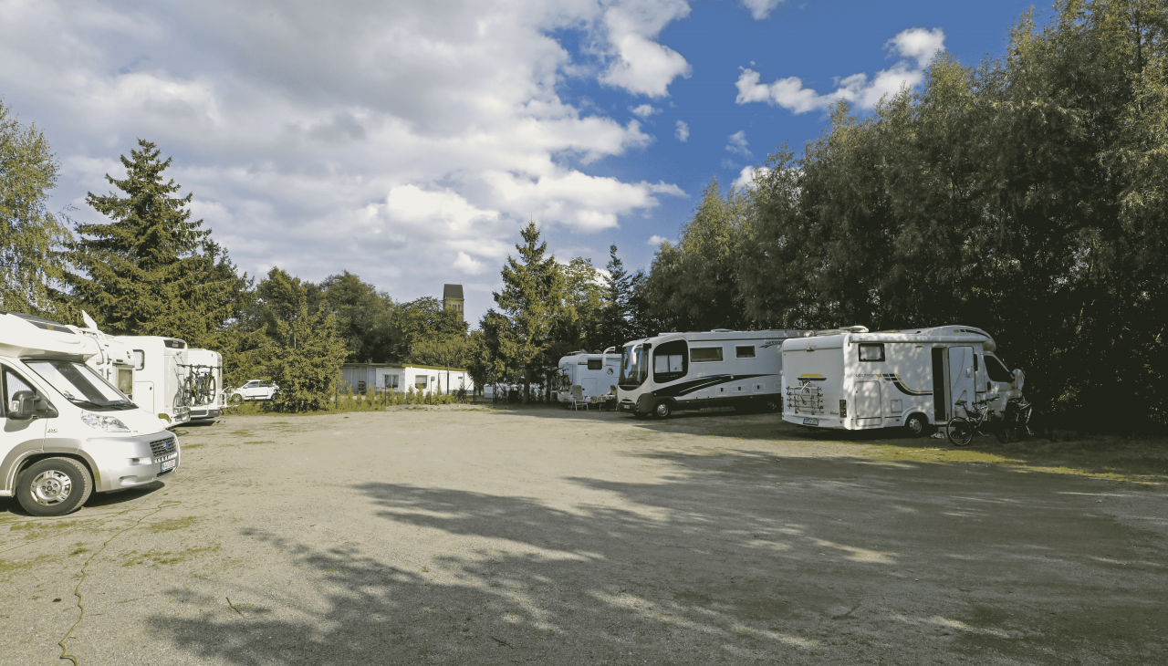Przyczepy kempingowe na boisku, © TMV/Gohlke