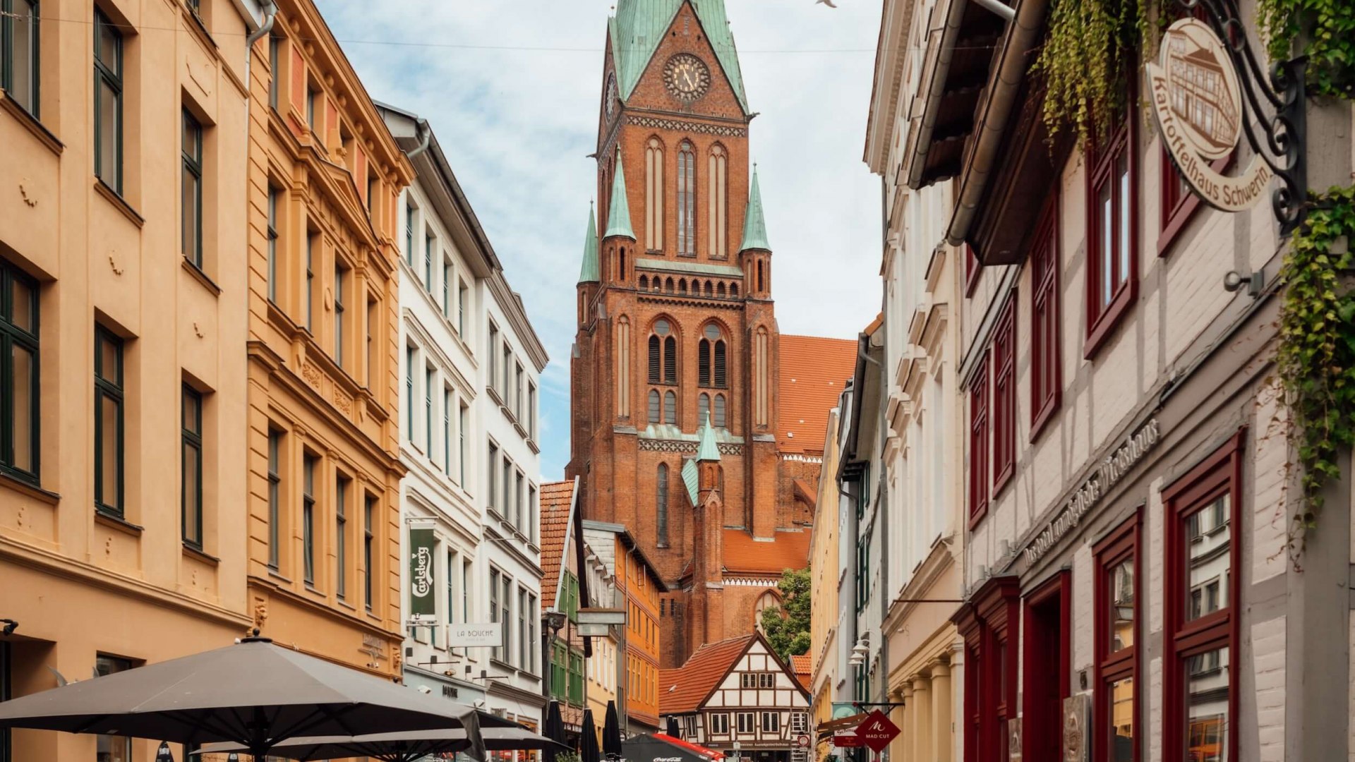 Uitzicht op de kathedraal van Schwerin vanaf de Buschstra&szlig;e in Schwerin