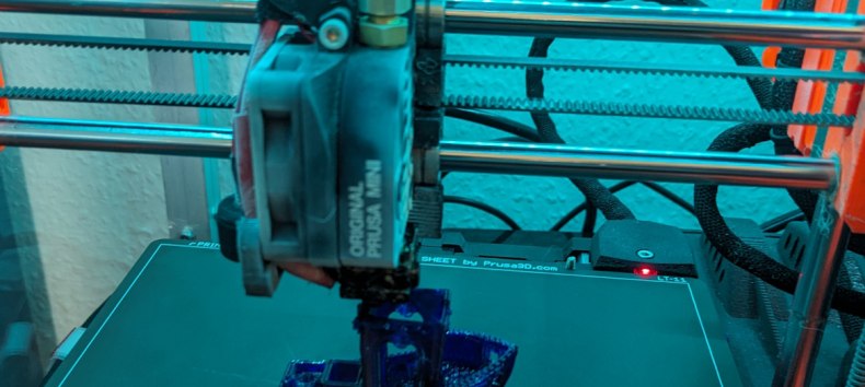 3D Drucker bei der arbeit. Gedruckt wird Benchy // &copy; Hacklabor.de