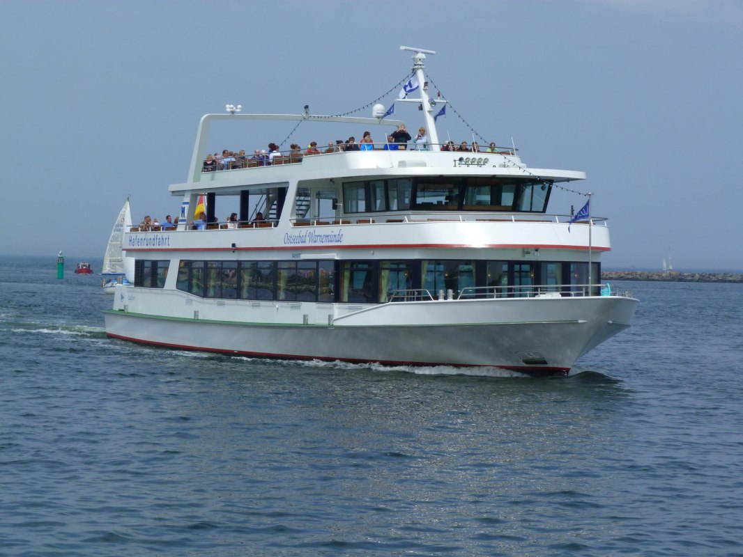 MS kustplaats aan de Oostzee // &copy; Fahrgastschifffahrt K&auml;pp'n Brass