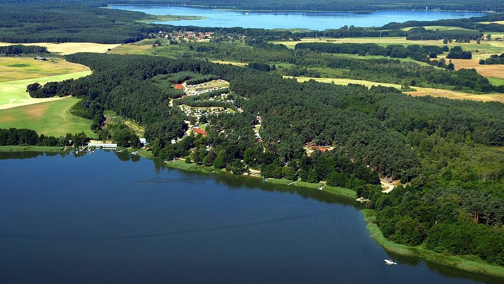 Kemping i park wakacyjny położony jest w lesie bezpośrednio nad jeziorem Woblitzsee // © Haveltourist GmbH & Co. KG Kemping i park wakacyjny położony jest w lesie bezpośrednio nad jeziorem Woblitzsee // © Haveltourist GmbH & Co. KG