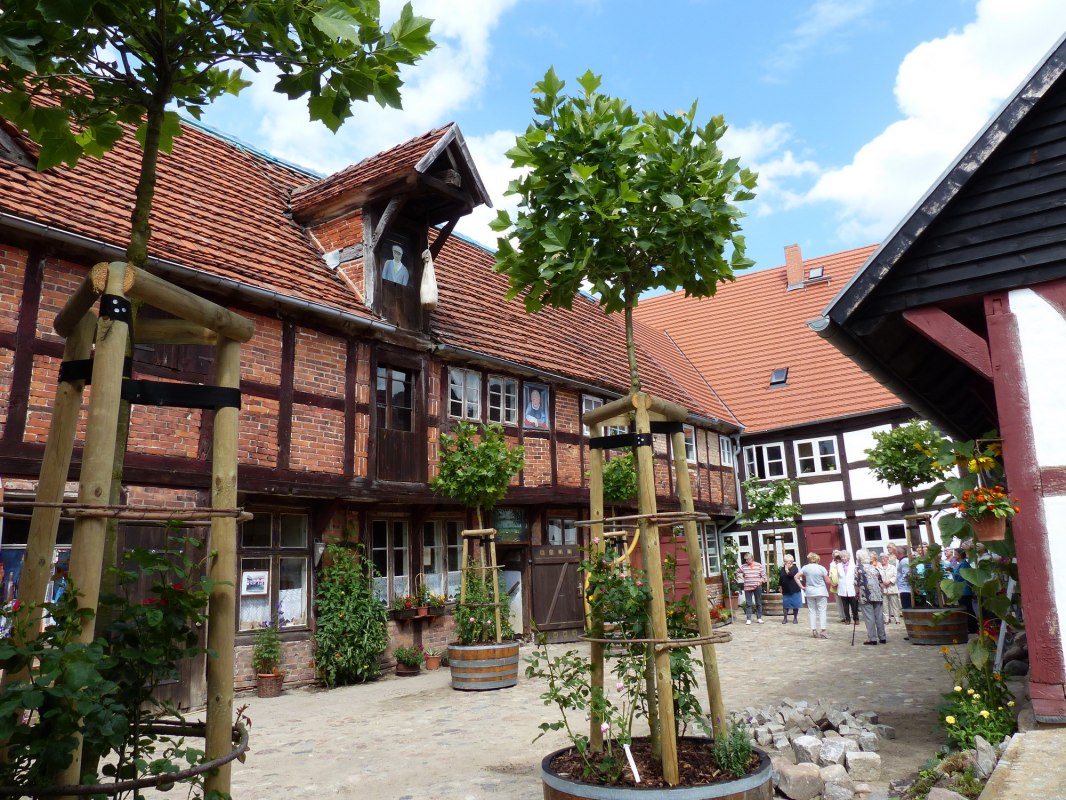 Wycieczki z przewodnikiem po historycznych dziedzińcach w Loitz // © Karin Heymann Wycieczki z przewodnikiem po historycznych dziedzińcach w Loitz // © Karin Heymann
