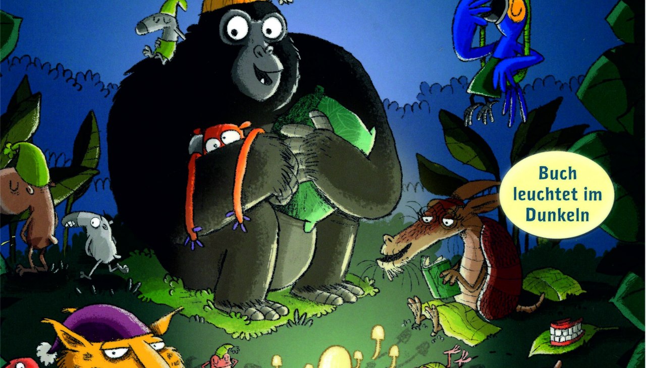 Fragment okładki książki: Goryl siedzi nocą w dżungli w pomarańczowej czapce do spania. Obok niego lampart z manekinem, kangur, wąż i inne zwierzęta., © Stadtbibliothek Stralsund Fragment okładki książki: Goryl siedzi nocą w dżungli w pomarańczowej czapce do spania. Obok niego lampart z manekinem, kangur, wąż i inne zwierzęta., © Stadtbibliothek Stralsund