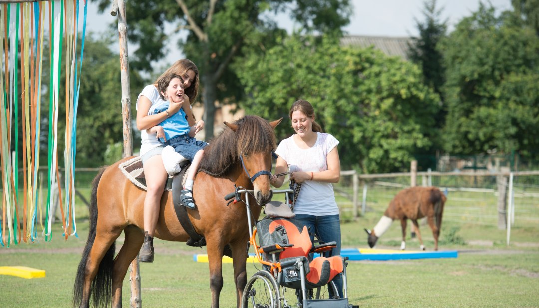 Tussen de Oostzee en het Mecklenburgse merengebied bieden maneges mensen met een handicap de mogelijkheid om paarden te ervaren., © TMV/Hafemann