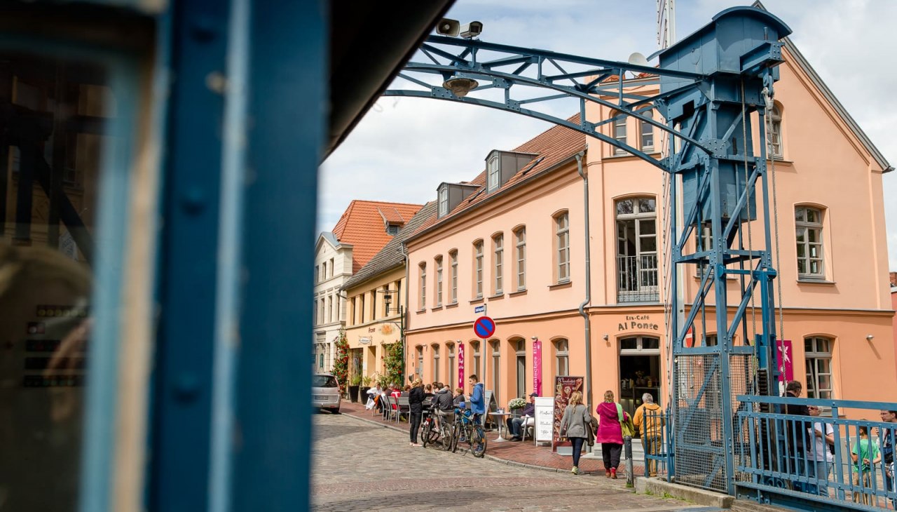Ice cream parlor Al Ponte directly at the lift bridge in Plau am See, © Nadine Rupp