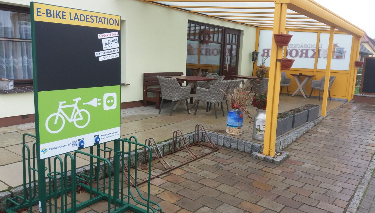 E-bike charging station at the Kr&ouml;ger country bakery, &copy; Tourismusverein Vogelparkregion Recknitztal e.V.