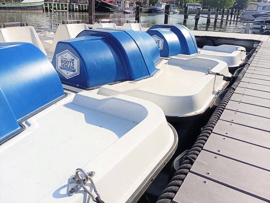 Pedal boat I optionally with 4 or 5 seats I with bathing ladder, © Tommy´s Bootsverleih