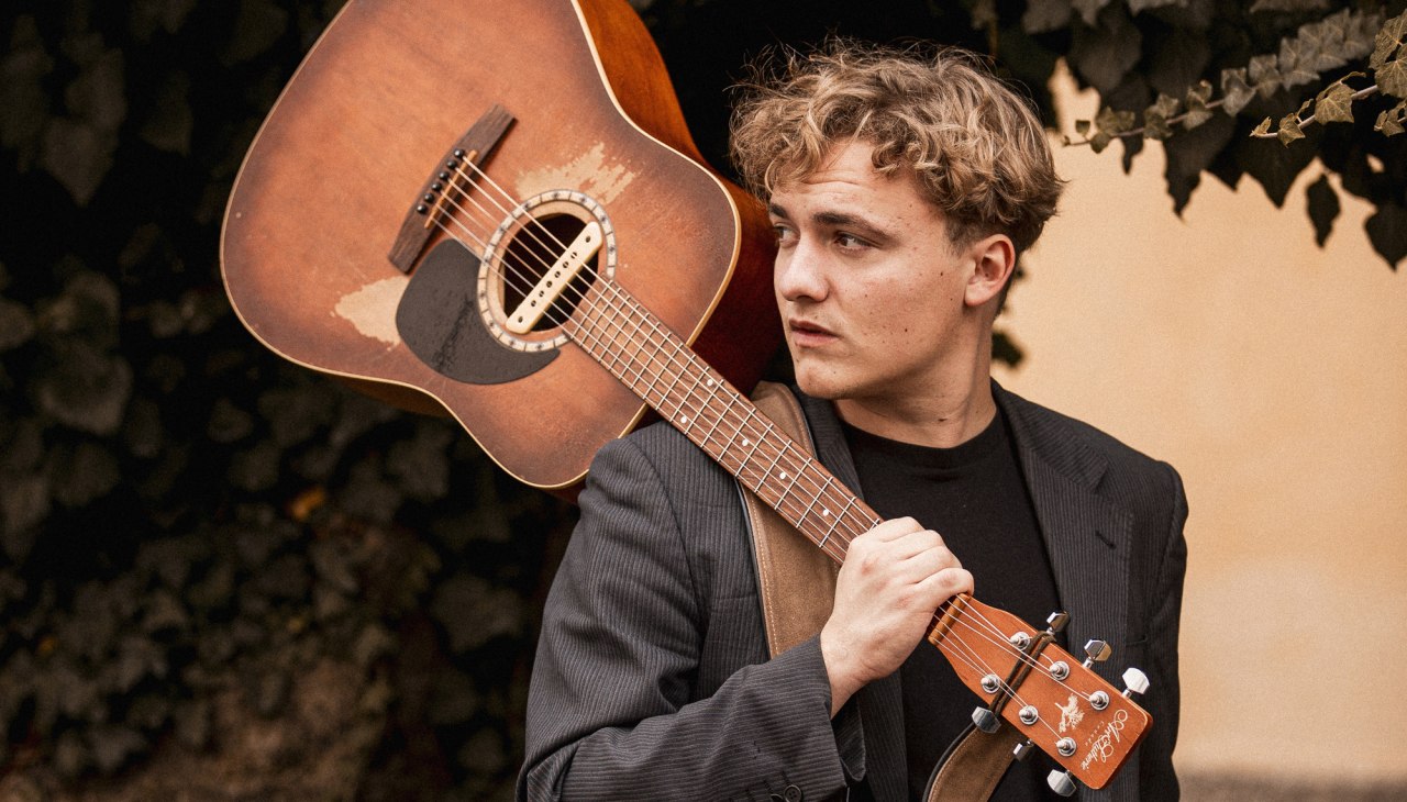 Singer-Songwriter Jakob Muehleisen &middot; BLAUER MITTWOCH, &copy; Anton Eitzinger