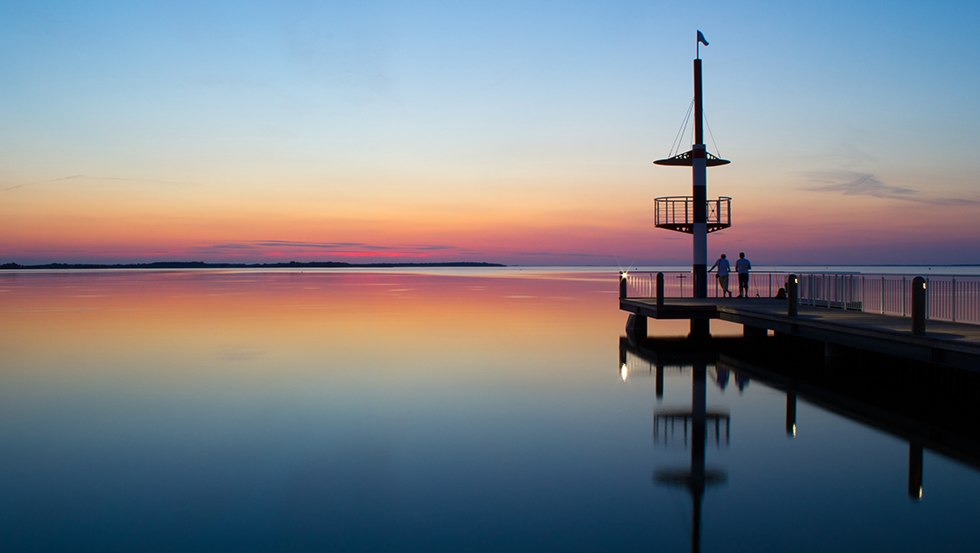 Zonsondergang op de pier in het vakantiepark Müritz - een droompanorama., © Ferienpark Mirow GmbH