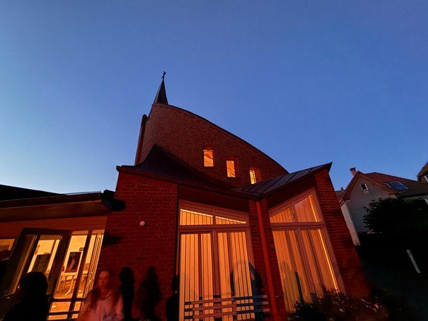 De voormalige katholieke kerk van Dömitz, nu KADE (Kulturort an der Elbe), beschikt over een zaal met een uitstekende akoestiek. // © Sabine Schinkel De voormalige katholieke kerk van Dömitz, nu KADE (Kulturort an der Elbe), beschikt over een zaal met een uitstekende akoestiek. // © Sabine Schinkel