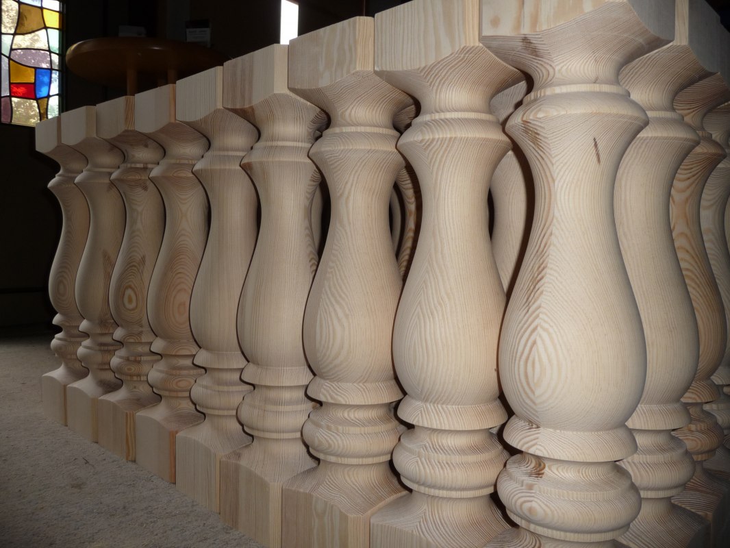 Pijnboom pilaren voor een balkonreling // © Drechslerei Rose Pijnboom pilaren voor een balkonreling // © Drechslerei Rose