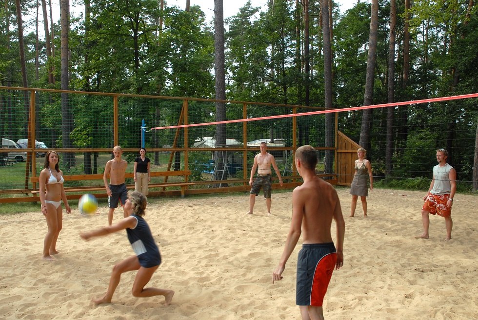 Zin in meer actie? Op het beachvolleybalveld kun je naar hartenlust slaan en graven., © Haveltourist