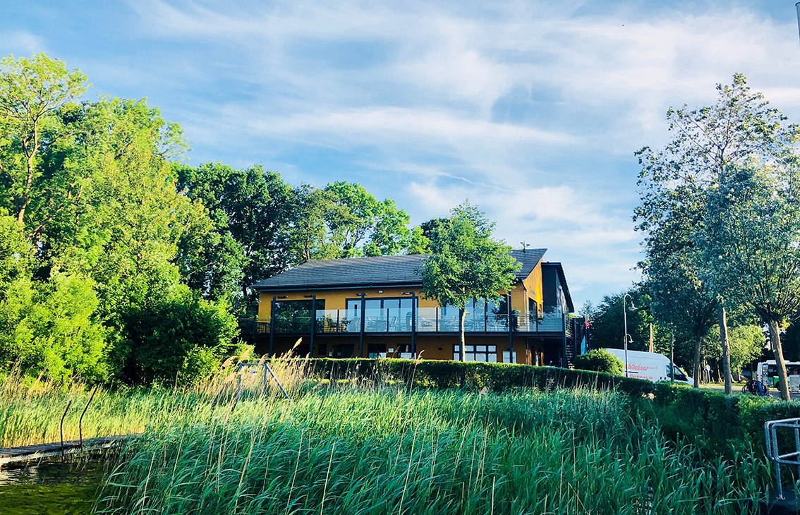 Letni widok na budynek portu i restaurację Strandhaus, &copy; Claudia Kratz