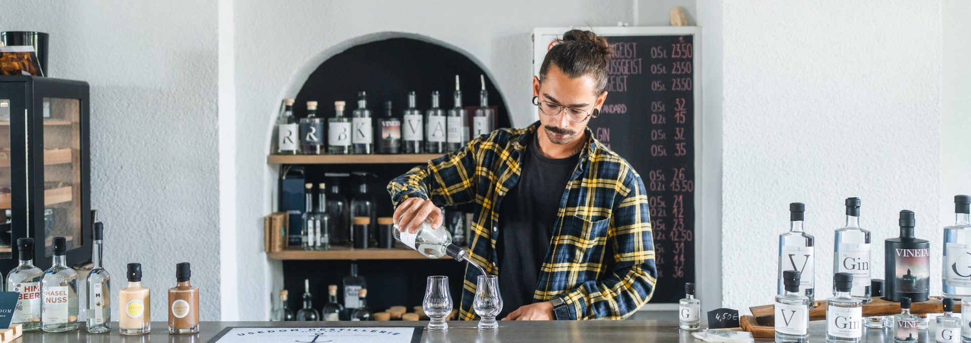 Je moet zeker de distilleerderij in Usedom proberen. Er zijn ongeveer een dozijn verschillende sterke dranken - de whisky van het huis is gloednieuw. // &copy; MV-T/Gross
