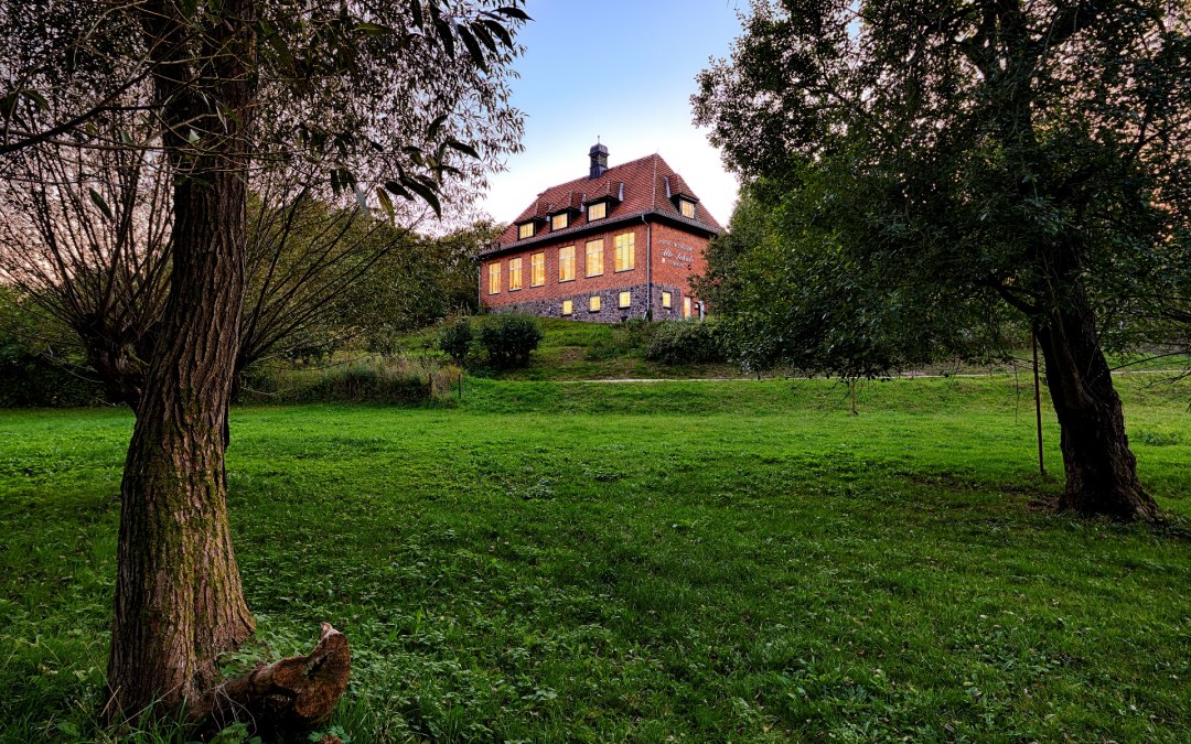 Hotel en restaurant Alte Schule in Fürstenhagen met uitzicht vanaf de dorpsvijver, © Roman Knie