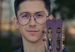 der Gitarrist David Angulo Arce mit Gitarre // &copy; D. Angulo Arce