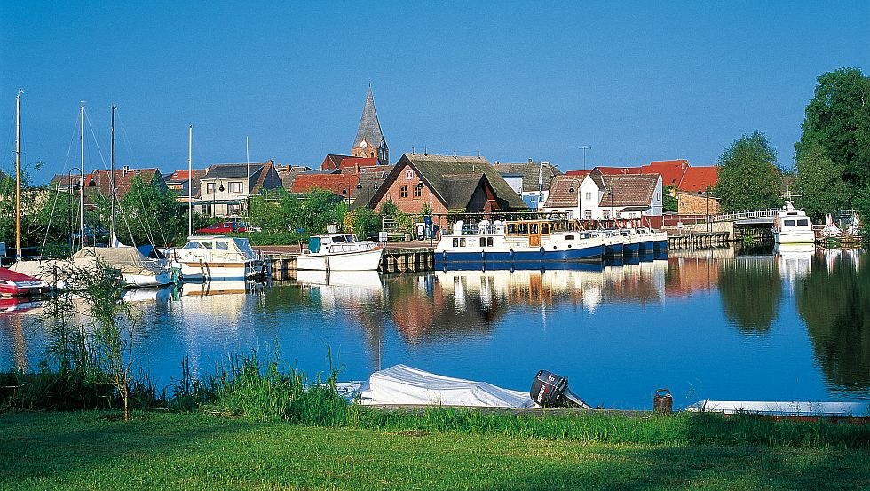 Mały port w Neukalen jest zarówno przystankiem wypoczynkowym, jak i oazą spokoju dla kapitanów rekreacyjnych // © MV-T/Böttcher Mały port w Neukalen jest zarówno przystankiem wypoczynkowym, jak i oazą spokoju dla kapitanów rekreacyjnych // © MV-T/Böttcher