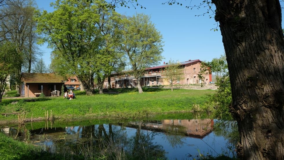 Geniet van het park voor onze vakantiewoningen op de Medewege boerderij // &copy; Hof Medewege/ Hof Ferien Medewege UG