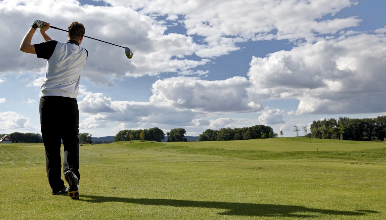 Golfer slaat af, © arcona Golfhotel Teschow GmbH / Henrike Schunck