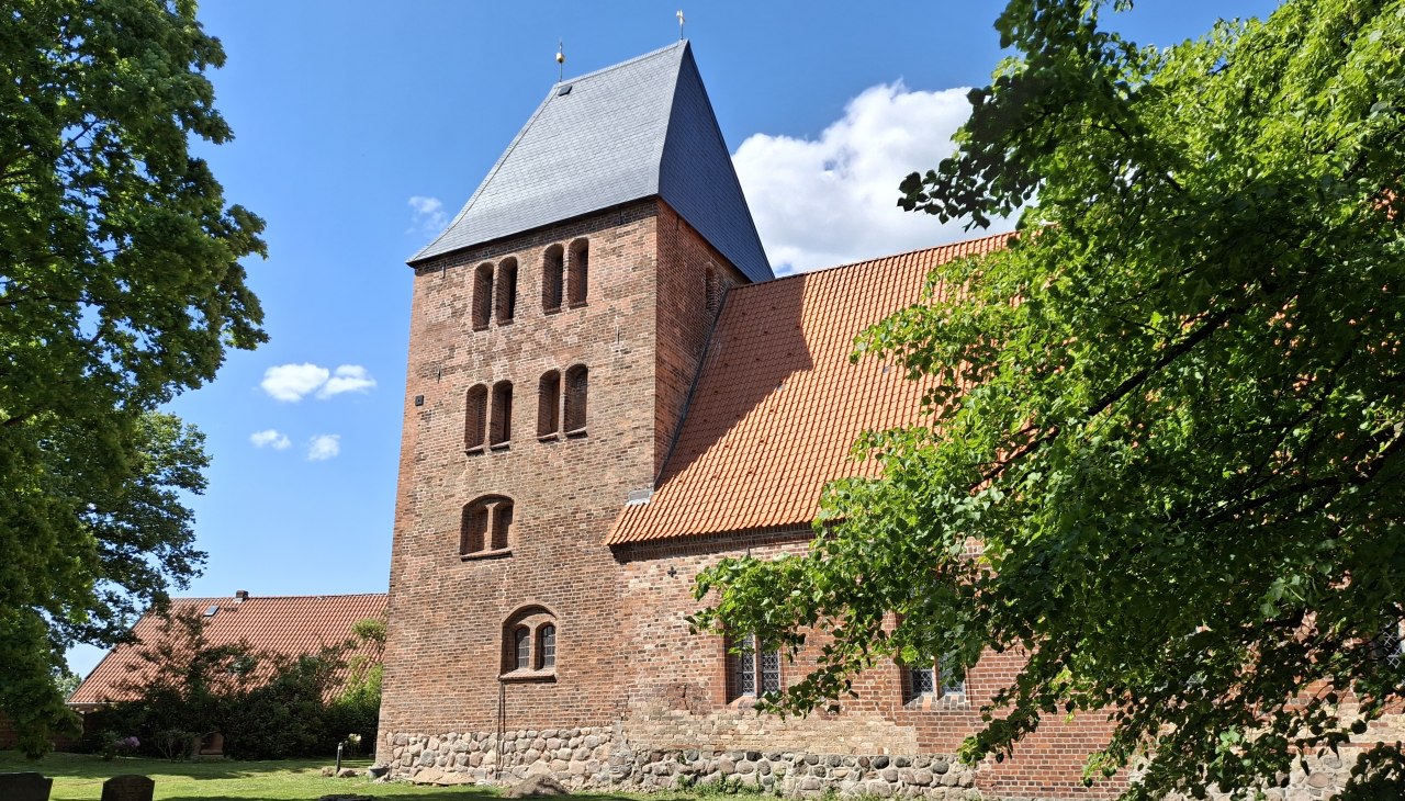 Exterior view of Schlagsdorf church, &copy; Kirche Schlagsdorf / Blumenschein