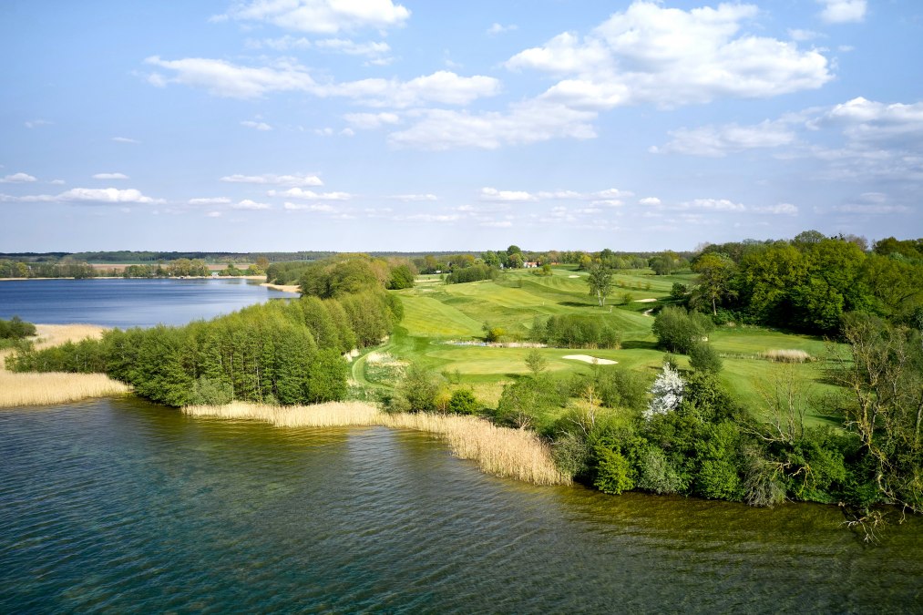 Pole golfowe nad jeziorem, © Van der Valk Linstow