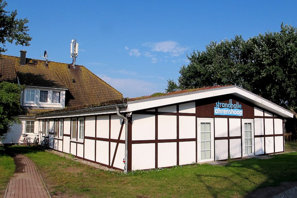Hala plażowa z pensjonatem w Ahrenshoop, © Kurverwaltung Ahrenshoop · Foto Andrea Krüger