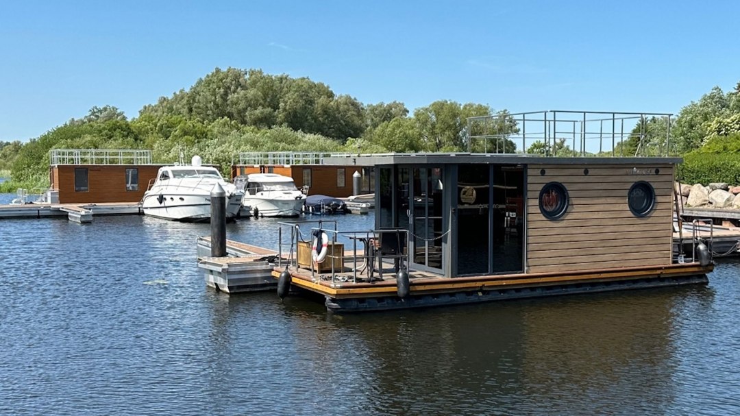 Houseboat in the harbor, © C. Kaufmann