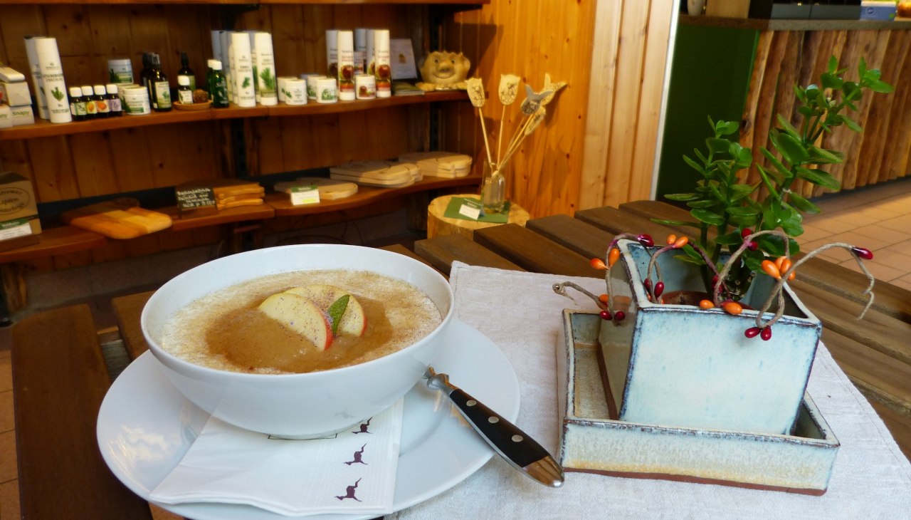 Voor degenen die geen trek hebben in wild, hebben we ons kleine assortiment snacks uitgebreid met vegetarische en zoete alternatieven. Je vindt er ook koffie, cake en gebak., © Waldservice und Energie GmbH Voor degenen die geen trek hebben in wild, hebben we ons kleine assortiment snacks uitgebreid met vegetarische en zoete alternatieven. Je vindt er ook koffie, cake en gebak., © Waldservice und Energie GmbH