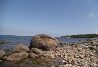 Findling Svantekahs am Strand von Ruschvitz // © H. Seelenbinder Findling Svantekahs am Strand von Ruschvitz // © H. Seelenbinder