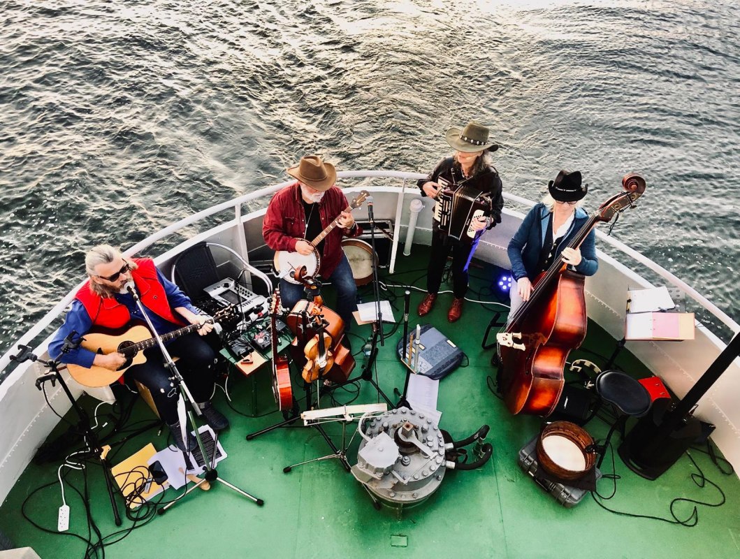 De populaire band "Irish Cowboys" uit Usedom op het achterdek van de MS Nordost, midden op de Stettiner Haff. // © Sarah Stuth De populaire band "Irish Cowboys" uit Usedom op het achterdek van de MS Nordost, midden op de Stettiner Haff. // © Sarah Stuth