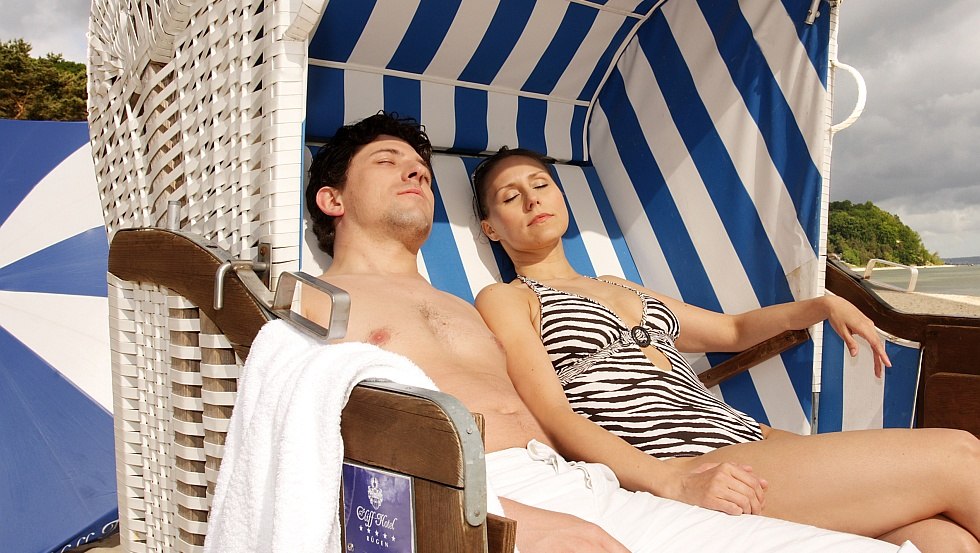 Para na plaży w kurorcie bałtyckim Sellin, Cliff Hotel Rügen, © Cliff Hotel Rügen