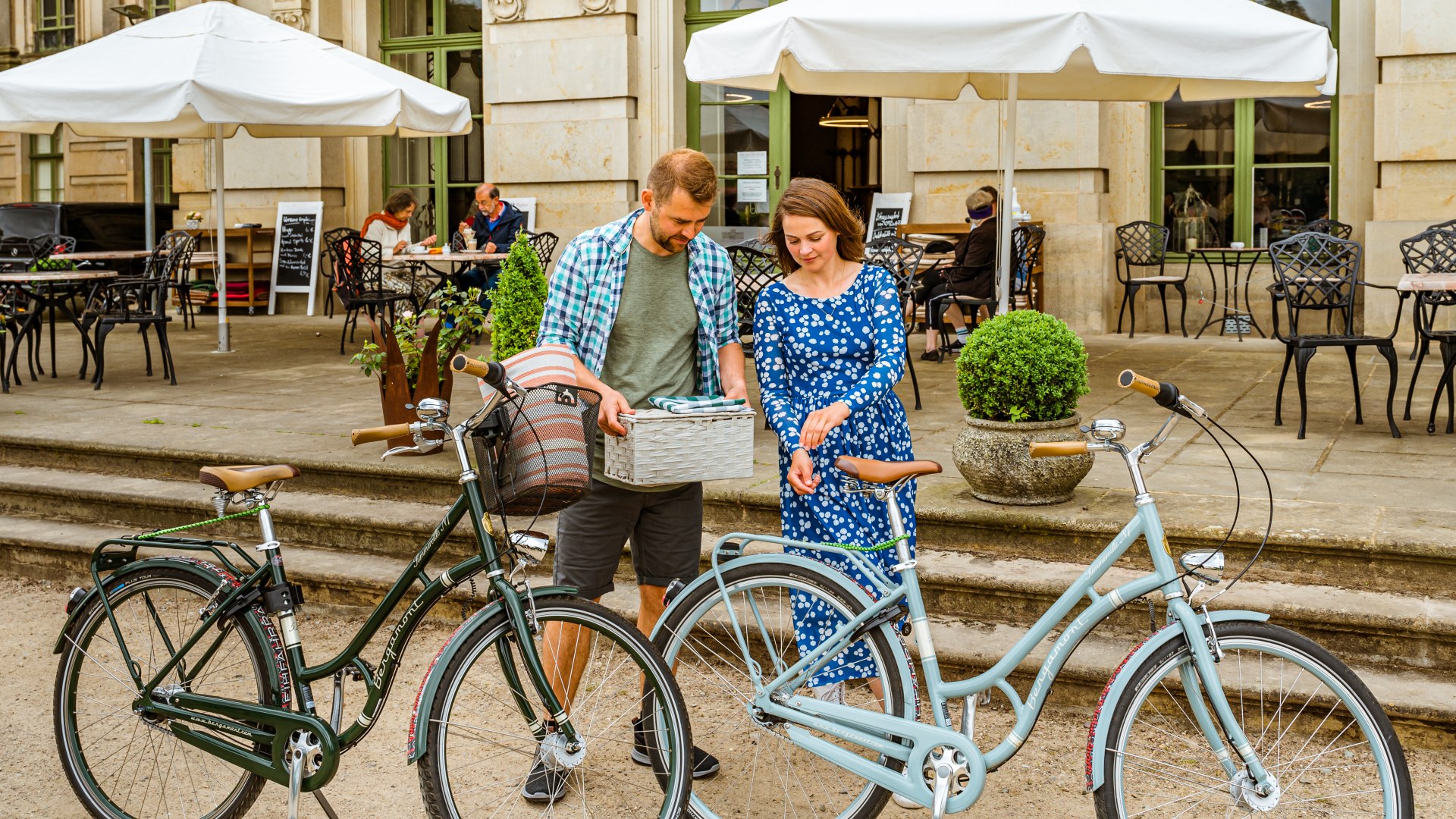 Nu alleen nog de mand veilig opbergen op de bagagedrager en de zoektocht naar de perfecte picknickplek in Kasteelpark Ludwigslust kan beginnen., &copy; TMV/Tiemann