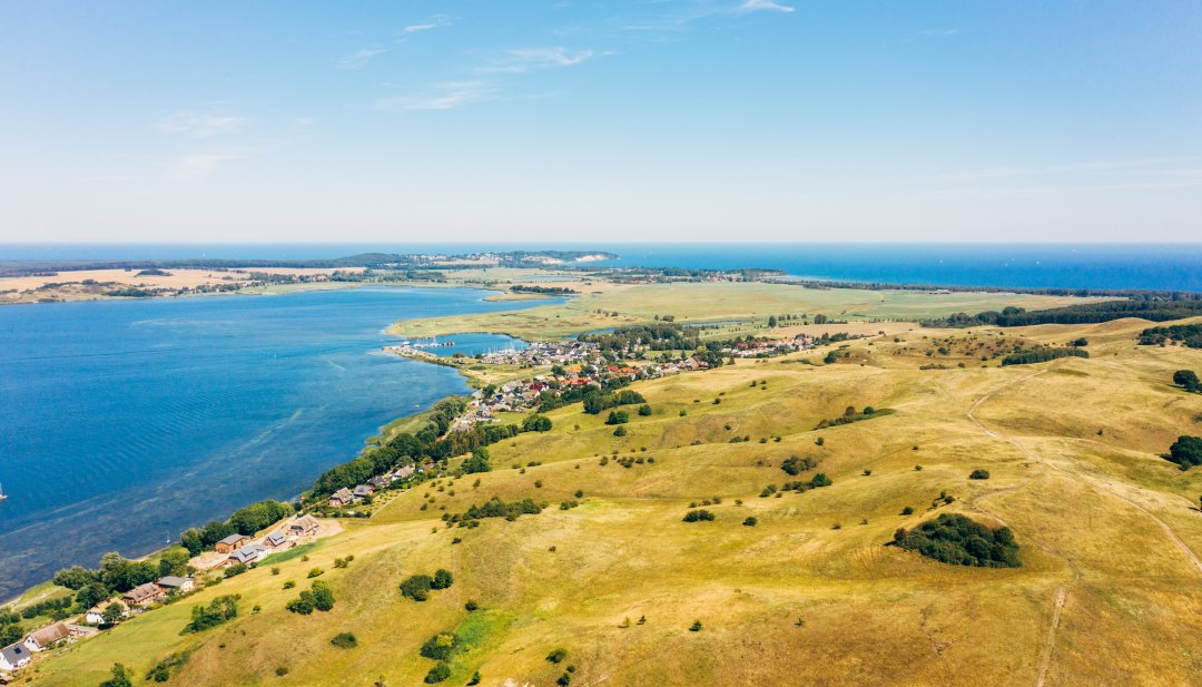 De Zicker bergen op het schiereiland Mönchgut bieden een adembenemend uitzicht op het weidse landschap en het glinsterende water van de Oostzee - een paradijs voor natuurliefhebbers en rustzoekers., © TMV/Friedrich
